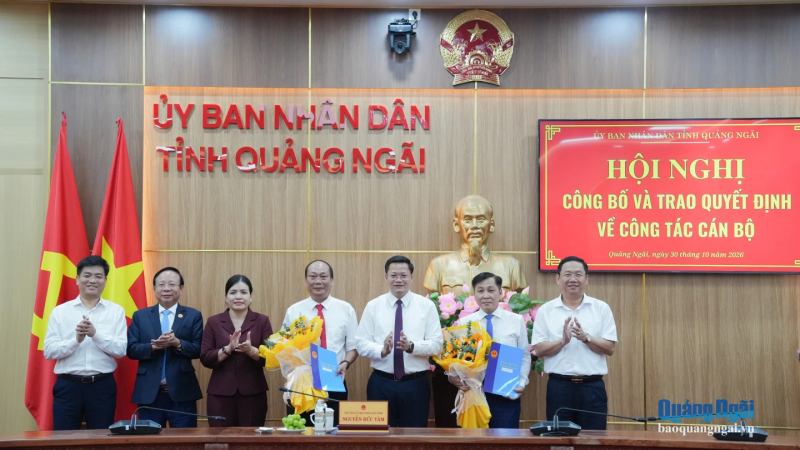 Chủ tịch UBND tỉnh Nguyễn Đức T&acirc;m trao c&aacute;c quyết định về c&ocirc;ng t&aacute;c c&aacute;n bộ