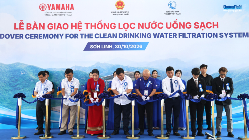 Trao tặng hệ thống lọc nước uống sạch cho người d&acirc;n Sơn Linh