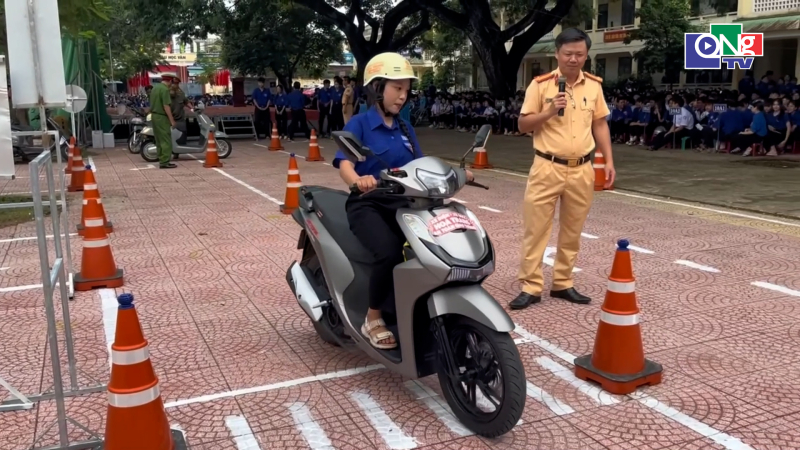 Ba Gia tuy&ecirc;n truyền an to&agrave;n giao th&ocirc;ng cho học sinh